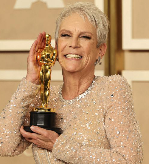 Jamie Lee Curtis is as beste ondersteunende aktrise bekroon vir haar rol in Everything Everywhere All At Once.