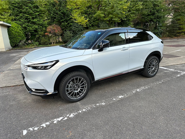 ヴェゼルの車種名エンブレムは有り派・OZレーシング・紅葉と愛車・SUVに関するカスタム事例の投稿画像1枚目