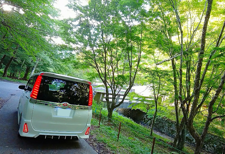 ヴォクシーの自然×愛車・秋の気配・マイナスイオン浴びまくり・紅葉シーズンにまた行きたい場所に関するカスタム事例の投稿画像2枚目