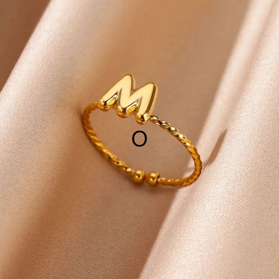Anel com 26 Letras Inglesas em Aço Inoxidável Banhado a Ouro 18K. Expresse-se com este anel elegante e personalizado, ideal para qualquer pessoa.