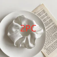 Prosta, satynowa gumka do włosów w stylu retro z pętlą jelita grubego. Idealna do łatwych i stylowych upięć, pasuje do każdego rodzaju włosów.
