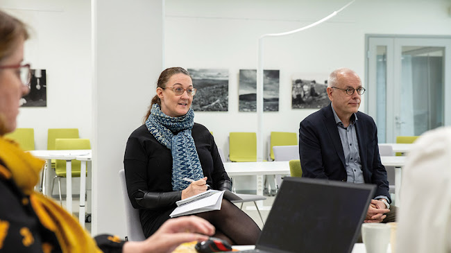 Oulun kauppakamarin palvelusektorin johtaja Mari Viirelä ja OAMK:n vararehtori Jyrki Laitinen keskustelivat yrityselämän edustajien kanssa.