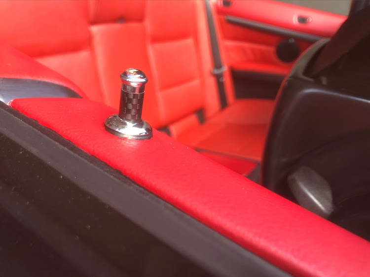 335i CabrioletのBMW E93・カブリオレ・DIY・ドアロックピン交換に関するカスタム事例の投稿画像1枚目