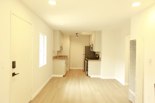 Modern kitchen with refrigerator and stove - Luxury house for rent in Los Angeles, 2 bedrooms