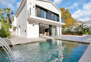 Villa with pool and garden 7