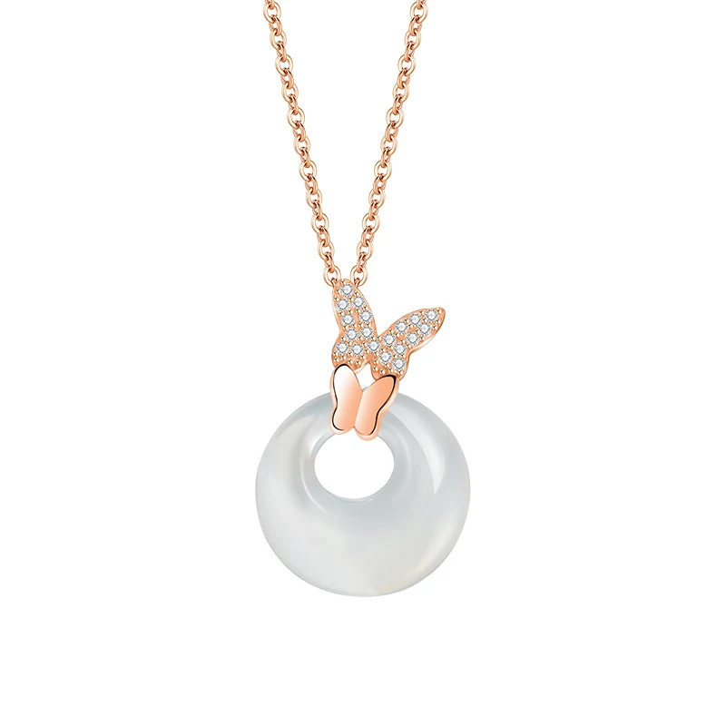 Collier en jade Hetian avec boucle papillon Amour et Paix. Un bijou symbolisant l'harmonie, l'amour et la sérénité pour une élégance intemporelle.