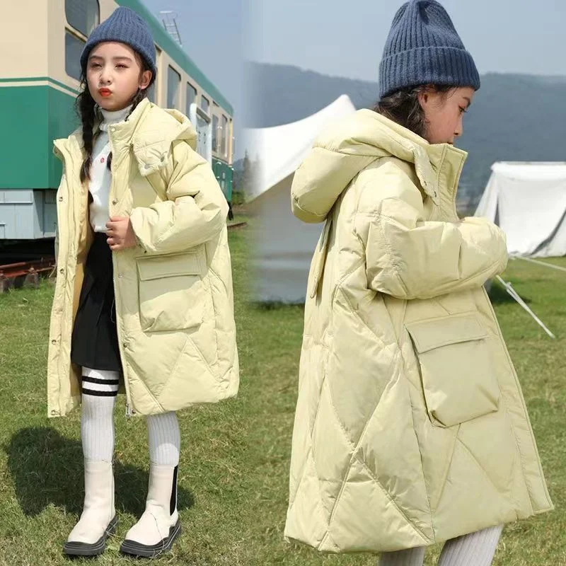 Manteau en duvet épais mi-long Treasure pour femme. Restez au chaud avec style cet hiver. Parfait pour les climats froids, ce manteau offre confort et élégance.