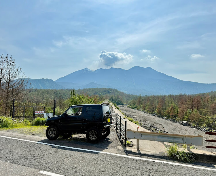 ジムニーの桜島とクルージングとジムニーと・ジムニーで遠出もよかやんに関するカスタム事例の投稿画像1枚目