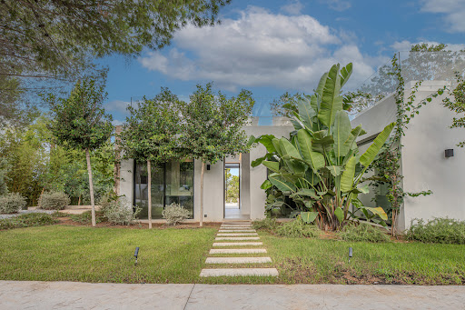 Villa avec piscine et terrasse 1