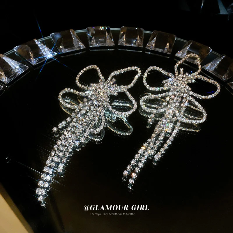 Boucles d'oreilles à fleurs en diamant exagérées et à pompons, design de niche. Rehaussez votre look quotidien et spécial avec élégance et style uniques.