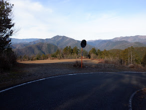 カーブの先に広場