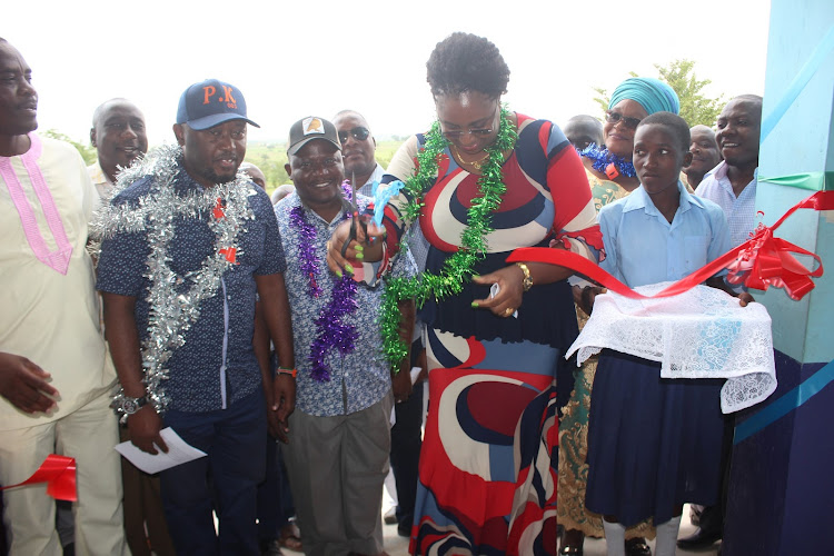 Malindi MP Aisha Jumwa cuts the ribbon to open the Gogoraruhe Primary Sschool block in Kaloleni on Saturday.