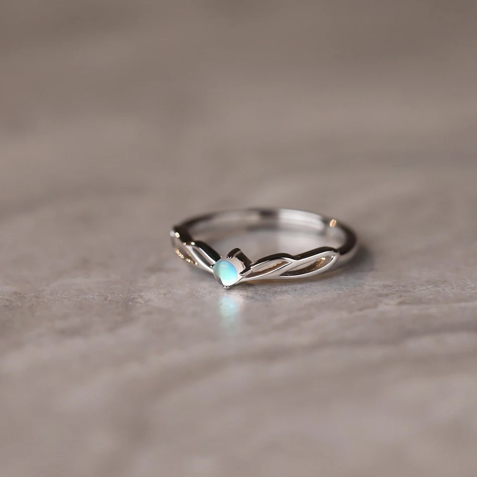 Bague d'amoureux, pierre colorée et magie du clair de lune, tempérament simple. Un bijou pour l'amour, élégant et intemporel.