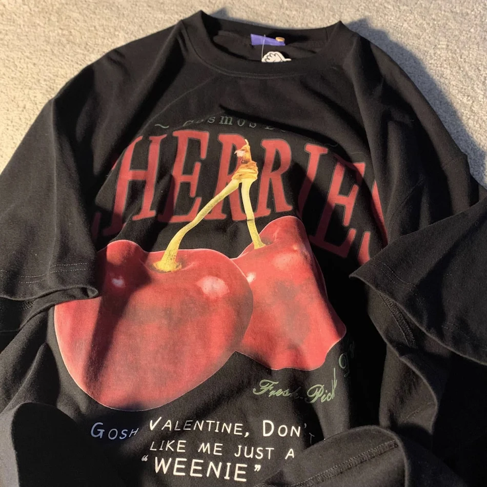 Camiseta masculina preta de algodão com estampa de frutas, manga curta, leve e fresca para o verão, ideal para um visual casual e descontraído.