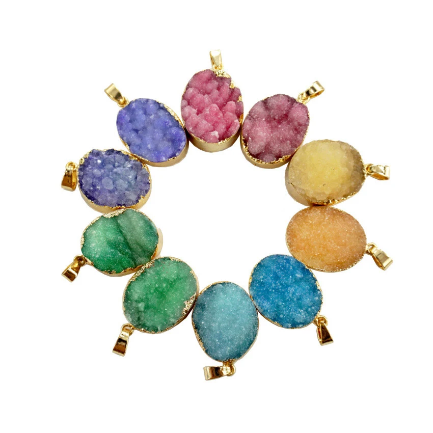 Colgante de piedra natural con cristal y baño dorado, un accesorio elegante y espiritual para realzar tu estilo personal y energía.