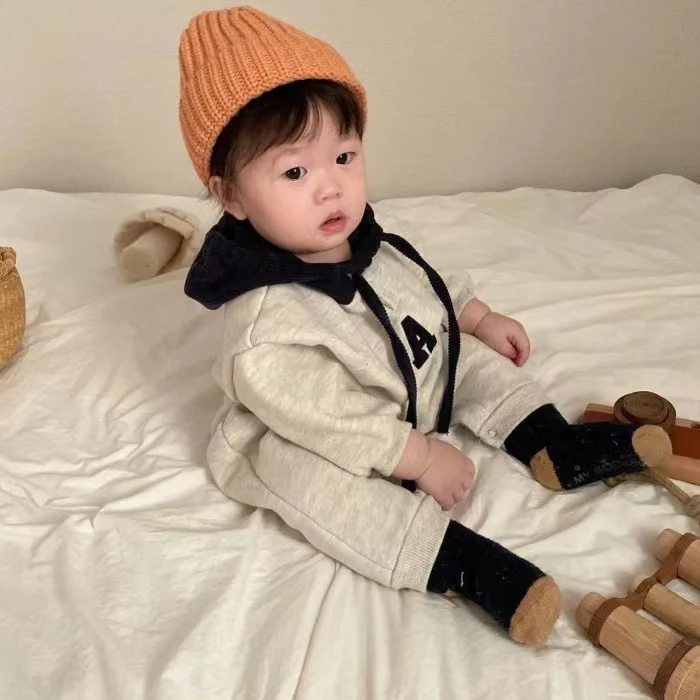 Novo Body com Capuz para Bebê Bordado Romper Conforto e Estilo Macio e Aconchegante Perfeito para Brincar e Descansar Design Encantador Roupa de Bebê