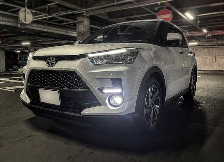 ライズのTOYOTA・RAIZE・初の斜め上アングル・今年初カスタム・ナンバープレート角度調整ステーに関するカスタム事例の投稿画像2枚目