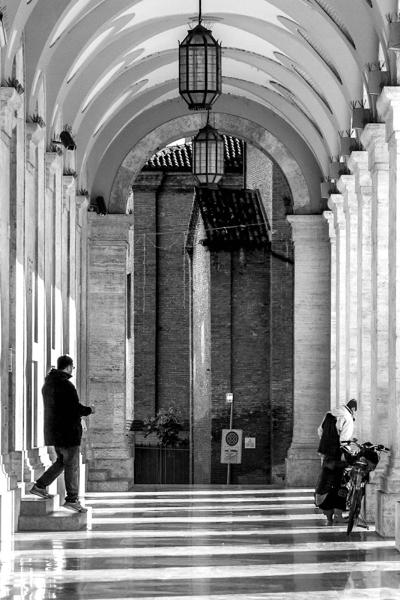 Uscendo dalle Poste di Eraldo Taioli