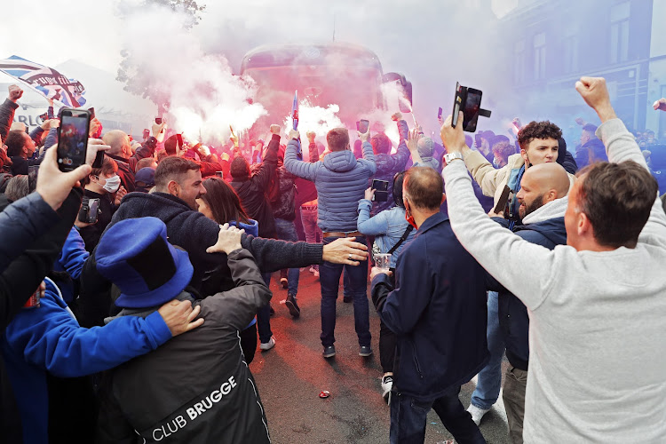 Voetbal, een feest? Club-fans bekogelen reporter met blikjes bier tijdens live-interventie