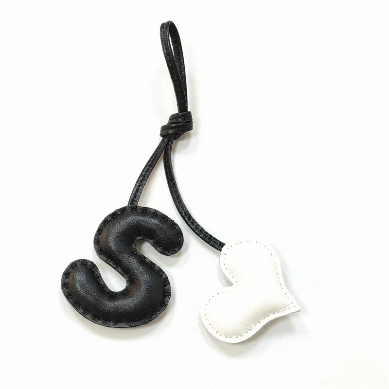 Ornements de sac avec lettres anglaises brodées à la main avec amour, personnalisez vos sacs avec une touche artisanale et unique.