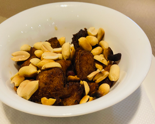 Deep fried spicy plantains served with lightly roasted peanuts.