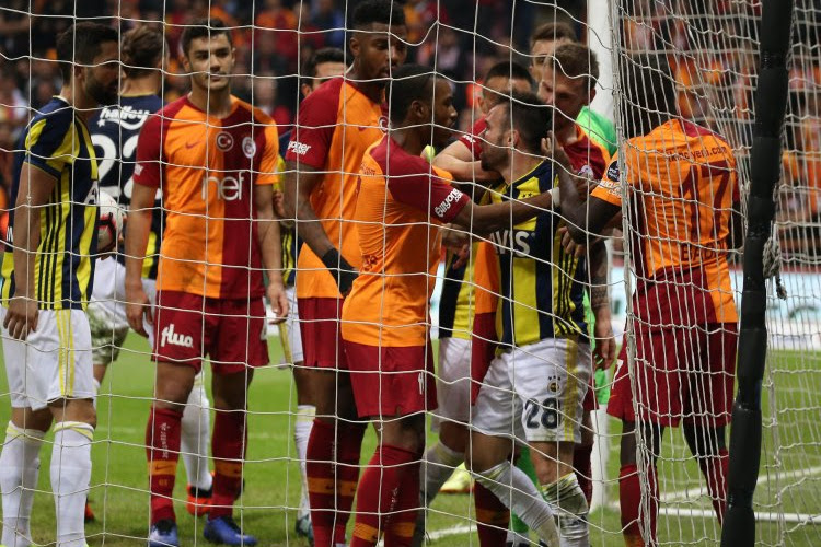 ? Ze staan al warm voor Anderlecht: Galatasaray-Fenerbahçe loopt helemaal uit de hand: gevechten, rode kaarten, doelpuntenmaker moet rennen voor zijn leven...