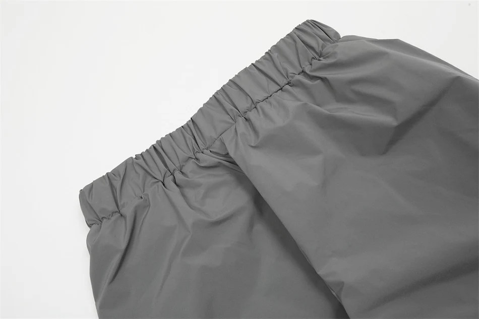 Pantalones deportivos casuales para hombre con pespuntes en la calle, comodidad y estilo para tu día a día, ideales para el deporte y el ocio.