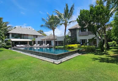 Villa with pool 1