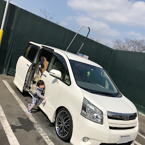 ノア ZRR70W