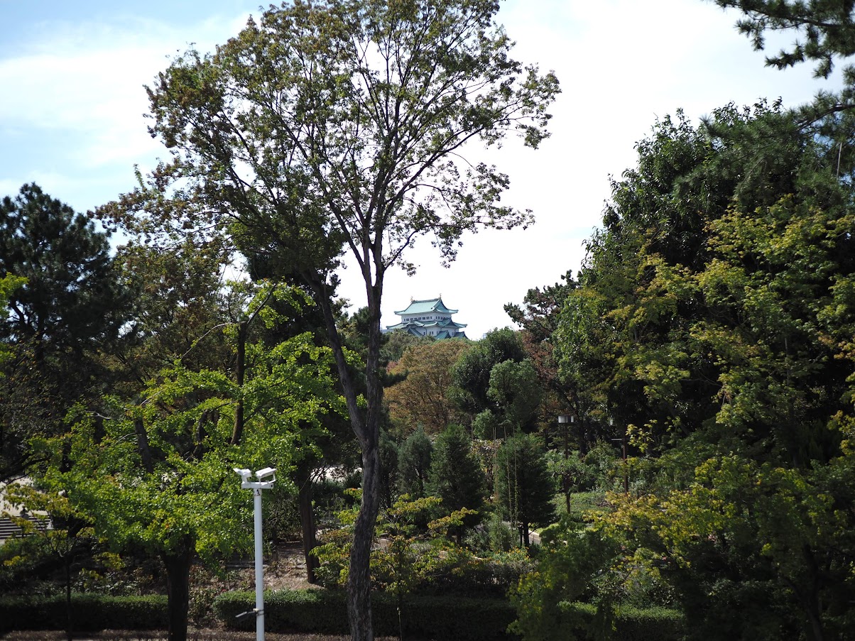 遠くに名古屋城が見える