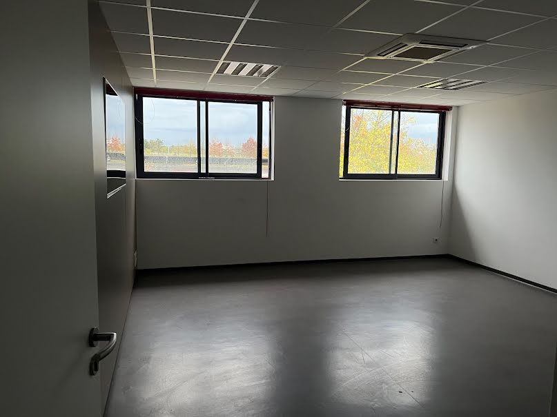 Location  locaux professionnels 7 pièces 190.5 m² à Montbeliard (25200), 3 300 €