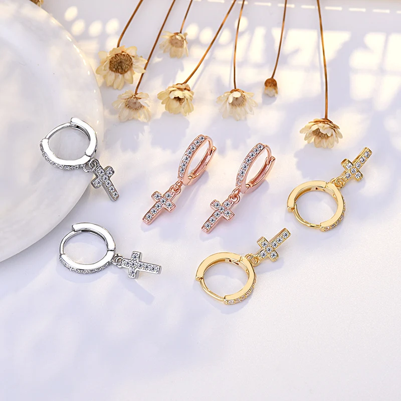 Brincos de cruz de zircônia para mulheres, um acessório elegante e charmoso para qualquer look. Adicione brilho e sofisticação ao seu estilo diário.
