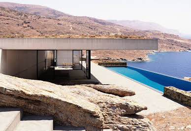 Seaside villa with pool and garden 12