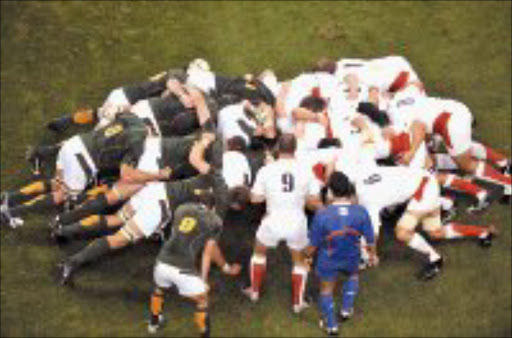 SCRUMMING: South Africa and England players et stuck in during their game on Friday night at the Stade de France Stadium in Saint Denis, outside Paris. The Springboks walloped the English 36-0. Pic. Martin Pool. 14/09/07. © Reuters.