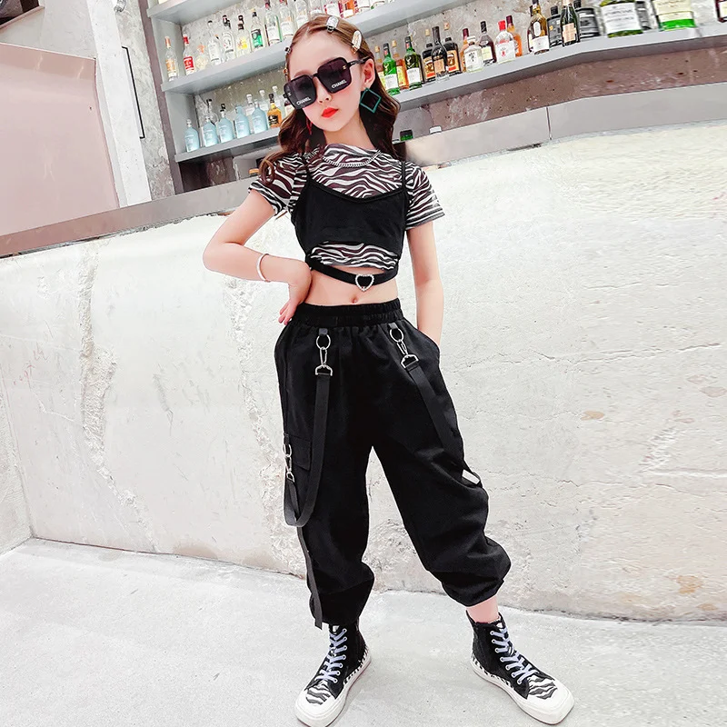 Zomerkleding voor meisjes en jazzdans kostuums voor kinderen en tieners. Hip-hop streetdance outfits en trainingspakken. Perfecte dansoutfits.