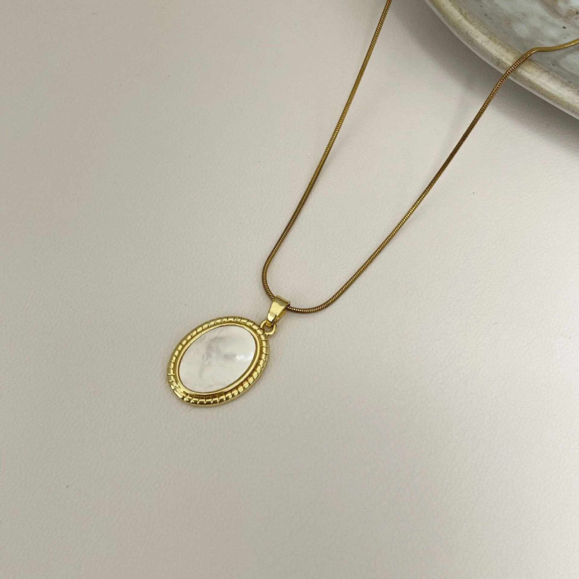 Title 5, Vintage ketting met onregelmatig ontwerp, ideaa...