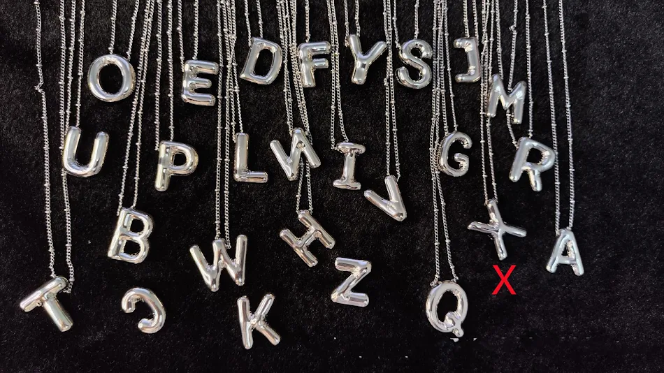 Collier avec pendentif lettres brillantes en cuivre. Ajoutez une touche élégante et personnalisée à votre look. Un accessoire parfait.