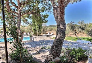 Propriété avec piscine et jardin 2