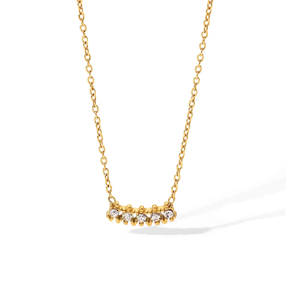 Collier rétro style Hong Kong en acier titane, or 18K, pendentif zircon. Simple et intemporel, ne ternit pas. Ornement parfait pour votre look.
