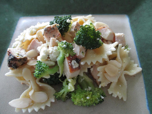 Grilled chicken and gorgonzola pasta salad