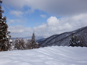 遠くに部子山など