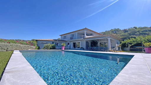 Villa avec piscine et jardin 1