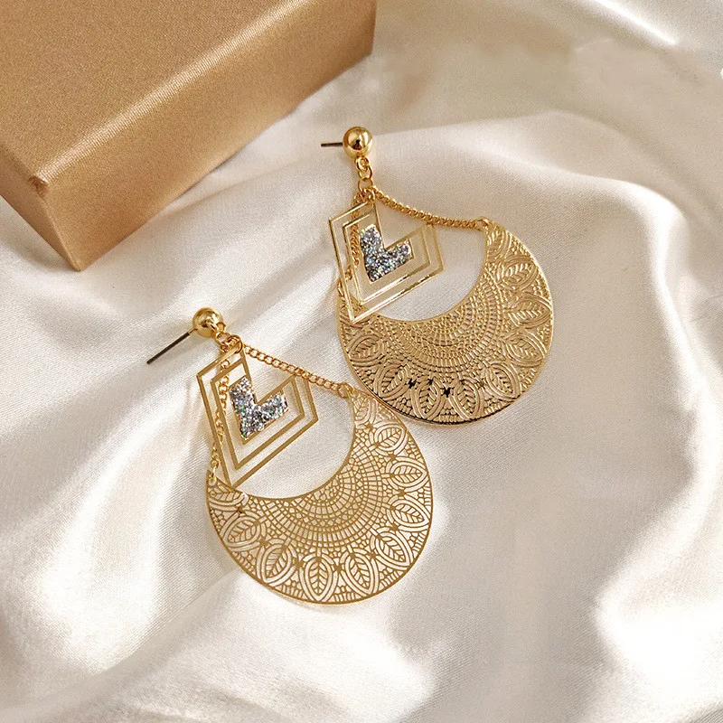Pendientes largos y delgados para mostrar un rostro fino y un ambiente de moda con estilo, perfectos para realzar tu belleza.