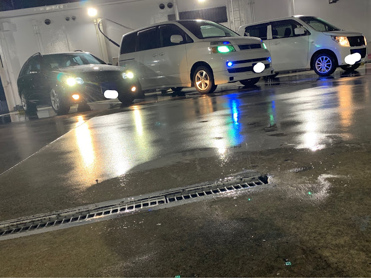 Cクラス ステーションワゴンのヴォクシー・ワゴンR・メルセデス・ベンツ・かっこいい・友人の車と並べたに関するカスタム事例の投稿画像2枚目