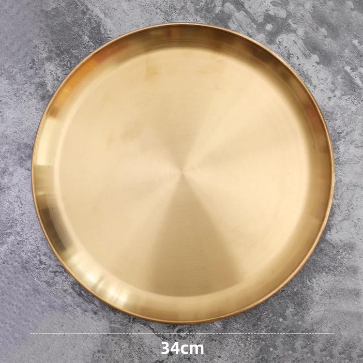 Plateau de rangement rond doré style nordique rétro. Organisez votre intérieur avec élégance. Un accessoire décoratif et pratique pour la maison.