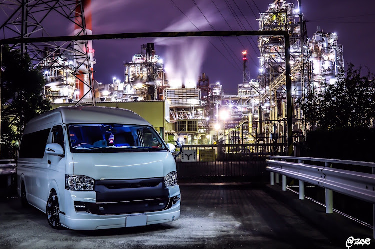 ハイエース スーパーロングの2019ベストショット・工場夜景・スパロン・カレンダーにピッタリ！に関するカスタム事例の投稿画像1枚目