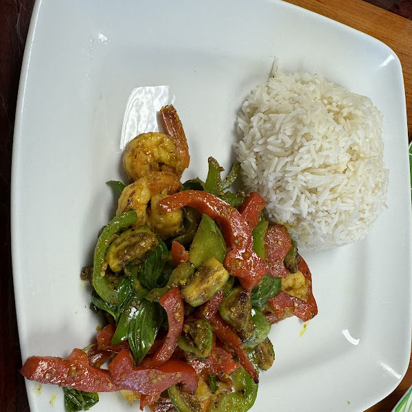 Chakroueng: “Beef, Chicken, Pork, or Shrimp stir fried with lemon grass, bell peppers, jalapeno pepper and Asian eggplant. Served with a side of rice.”