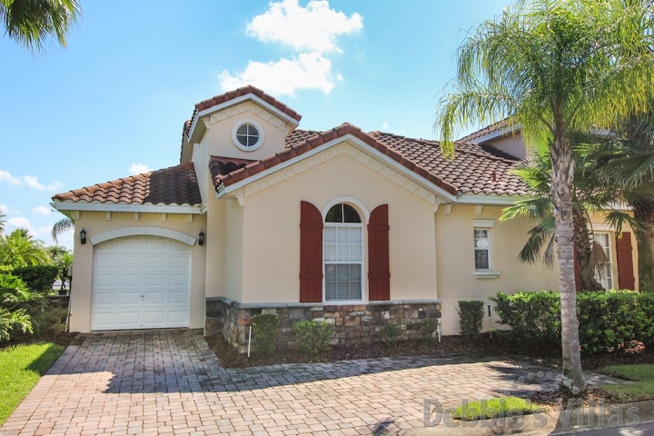 Orlando courtyard villa, gated community, close to Disney theme parks, private pool, games room