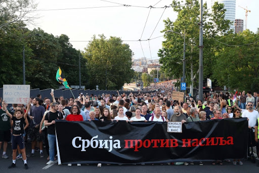 Opozicioni poslanici: Ne treba prekidati proteste tokom leta