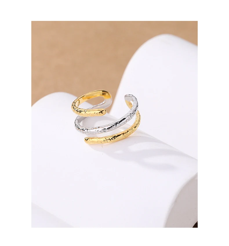 Anel Aberto Feminino em Prata Esterlina com Design de Linhas Onduladas e Separação de Cores, para um Toque Moderno e Elegante